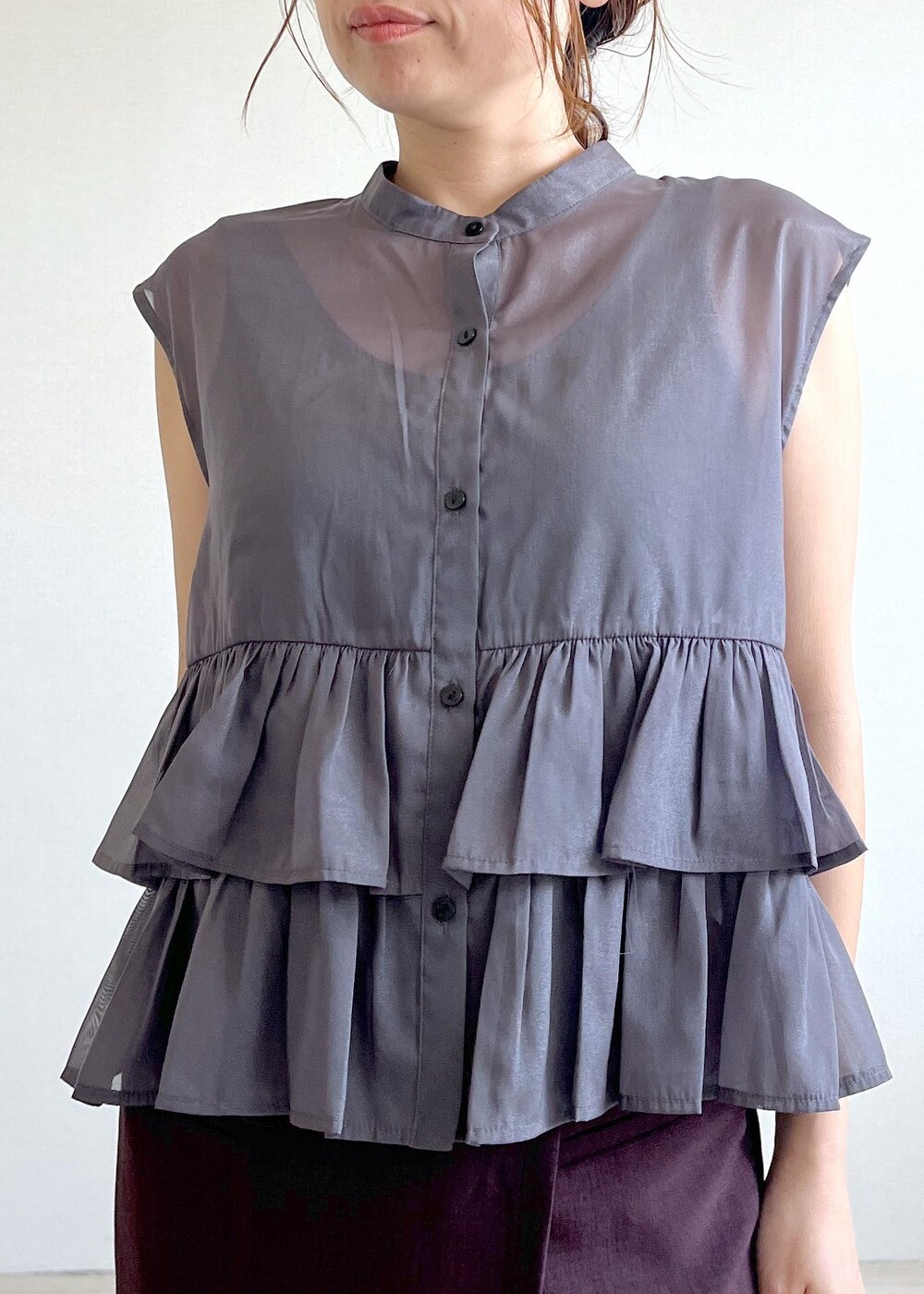 ブラック系のサンダル、ブラウン系のスカート、グレー系のシャツ/ブラウスを着用したレディースの夏コーディネートの7枚目の写真