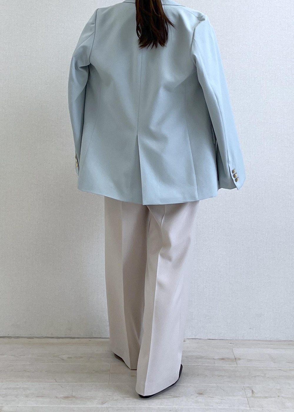 ブラック系のショルダーバッグ、グリーン系のテーラードジャケット、ベージュ系のその他パンツを着用したレディースの春コーディネートの4枚目の写真