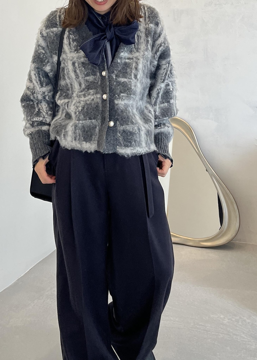 ブラック系のローファー、ブルー系のシャツ/ブラウス、グレー系のカーディガン/ボレロを着用したレディースの秋コーディネートの7枚目の写真