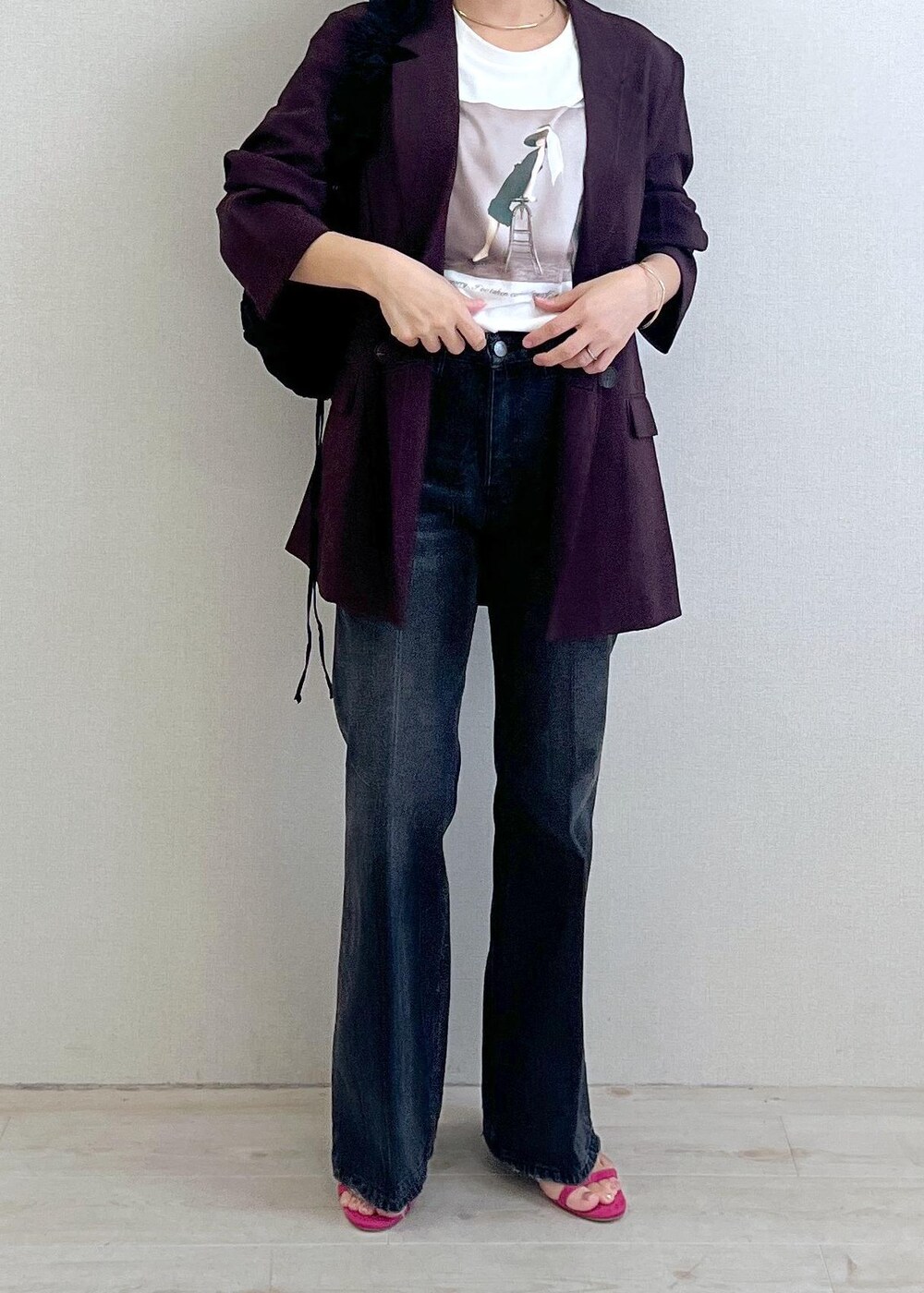 ブラック系のデニムパンツ、ホワイト系のTシャツ/カットソー、ブラウン系のテーラードジャケットを着用したレディースの夏コーディネートの5枚目の写真