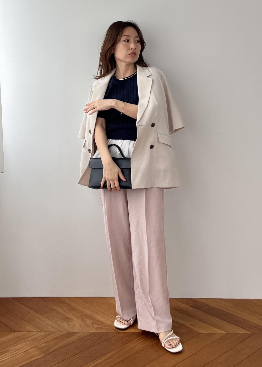ブラック系のショルダーバッグ、ピンク系のその他パンツ、ホワイト系のサンダルを着用したレディースの春コーディネートの6枚目の写真