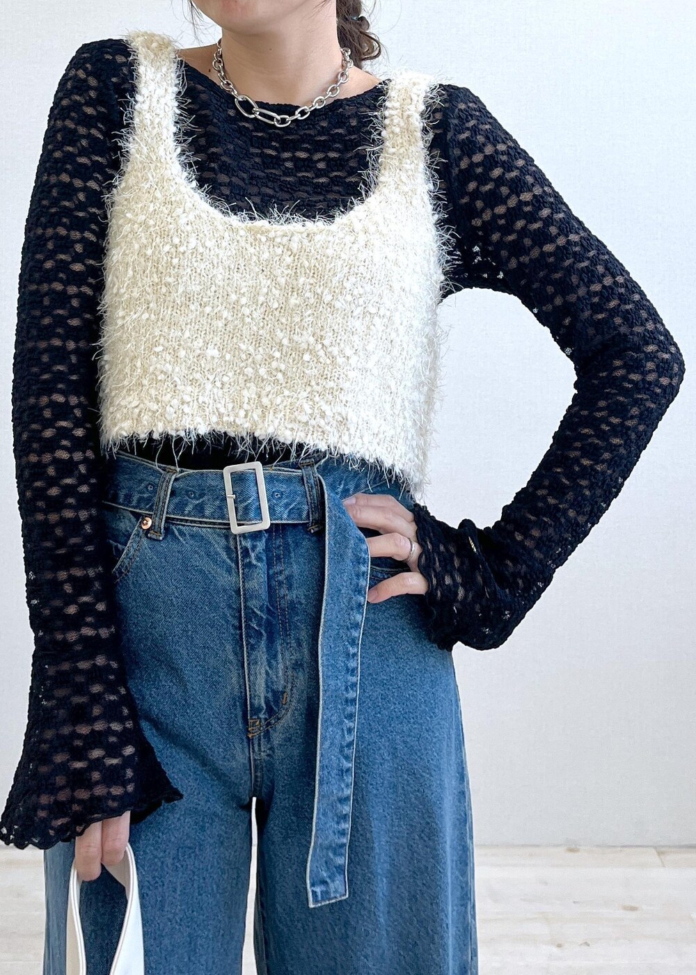 ブラック系のキャミソール、グレー系のドレスシューズ、ホワイト系のキャミソールを着用したレディースの秋コーディネートの6枚目の写真