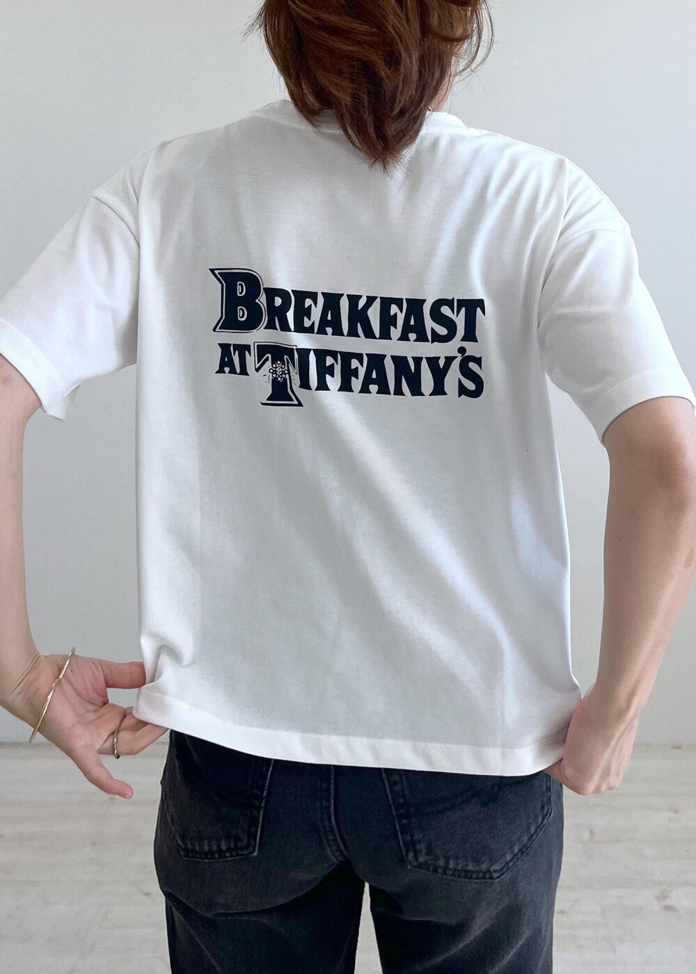 ブラック系のデニムパンツ、ホワイト系のTシャツ/カットソー、ブラウン系のテーラードジャケットを着用したレディースの夏コーディネートの7枚目の写真