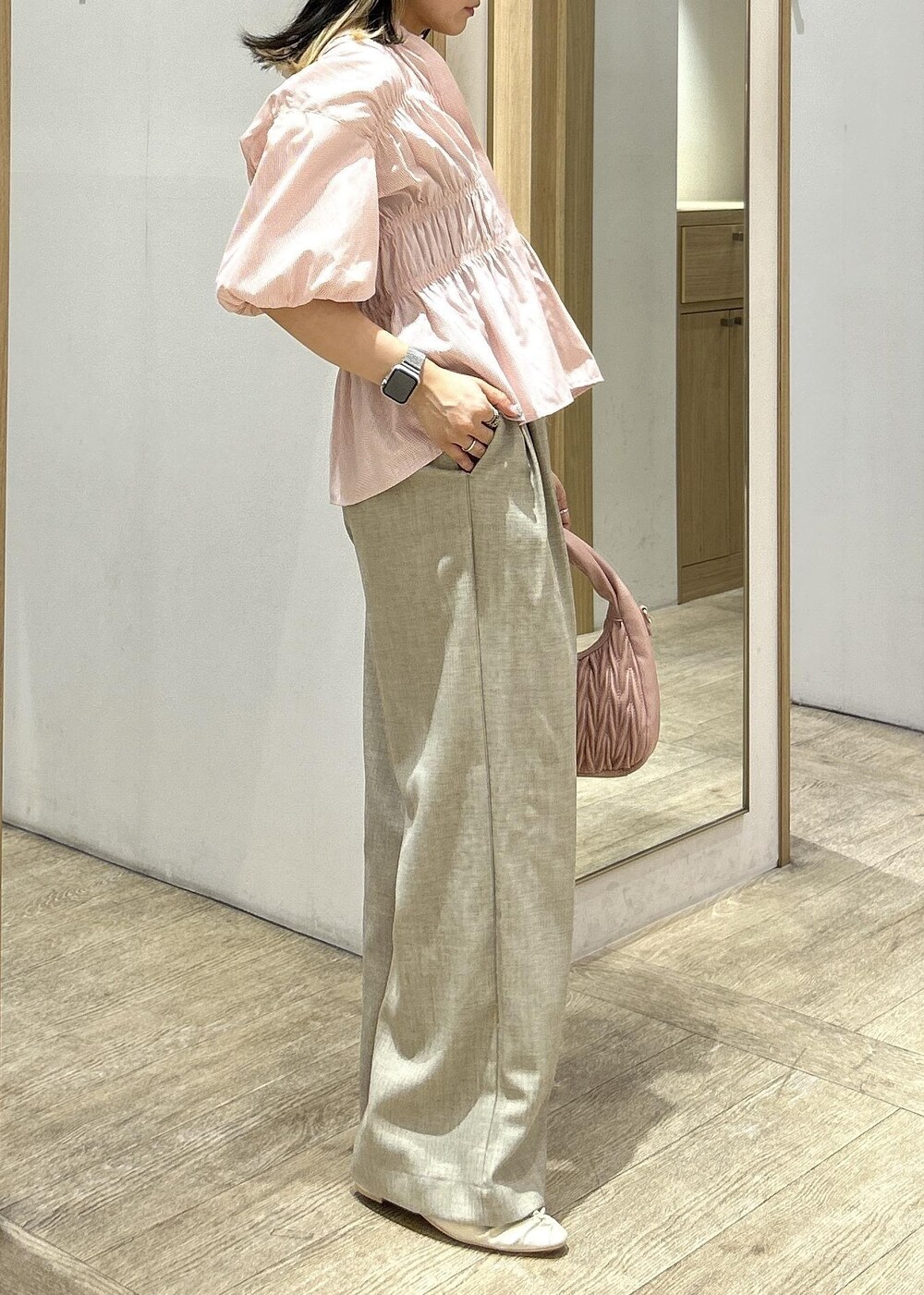 ピンク系のシャツ/ブラウス、ホワイト系のパンプス、ピンク系のハンドバッグを着用したレディースの秋コーディネートの5枚目の写真