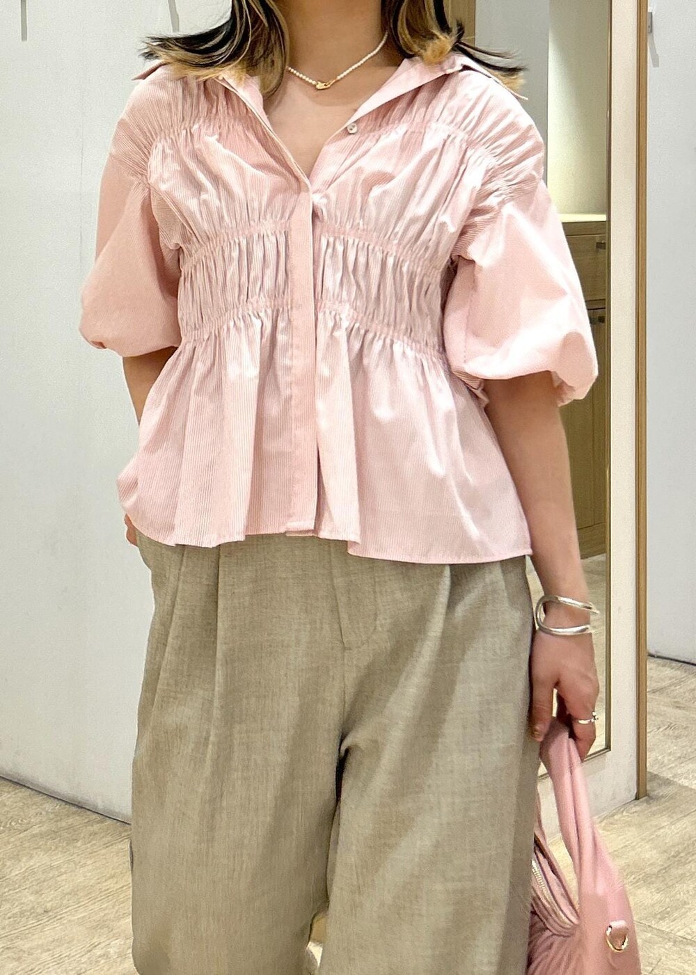 ピンク系のシャツ/ブラウス、ホワイト系のパンプス、ピンク系のハンドバッグを着用したレディースの秋コーディネートの8枚目の写真