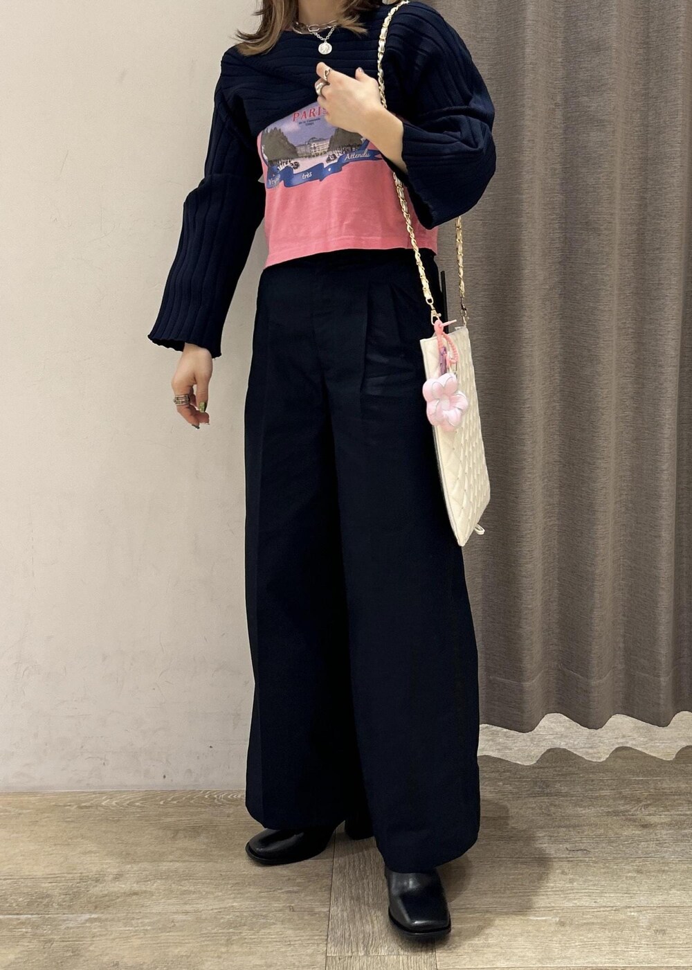 ブラック系のその他シューズ、ブルー系のニット/セーター、ピンク系のTシャツ/カットソーを着用したレディースの春コーディネートの2枚目の写真