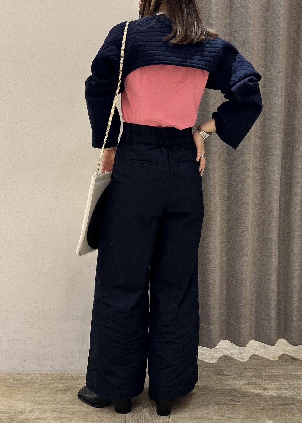 ブラック系のその他シューズ、ブルー系のニット/セーター、ピンク系のTシャツ/カットソーを着用したレディースの春コーディネートの4枚目の写真