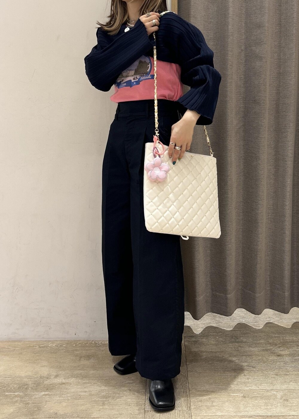 ブラック系のその他シューズ、ブルー系のニット/セーター、ピンク系のTシャツ/カットソーを着用したレディースの春コーディネートの3枚目の写真