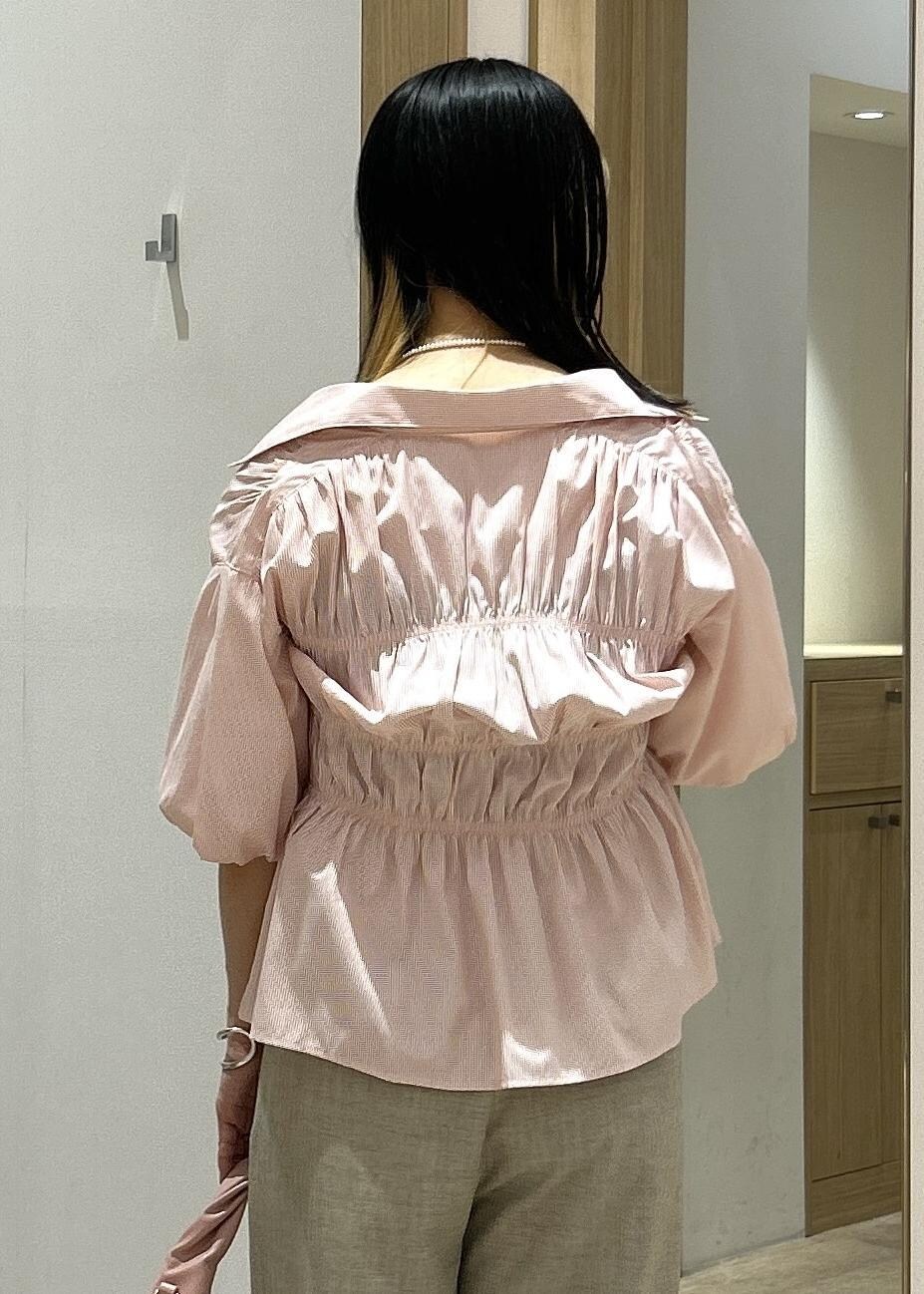 ピンク系のシャツ/ブラウス、ホワイト系のパンプス、ピンク系のハンドバッグを着用したレディースの秋コーディネートの9枚目の写真