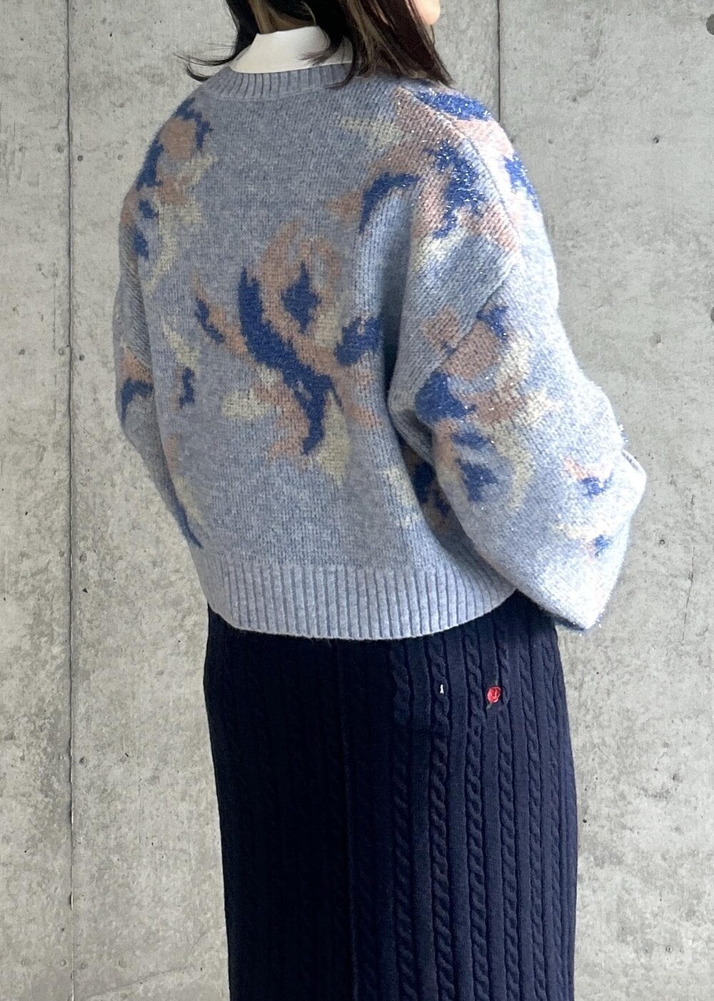 ホワイト系のシャツ/ブラウス、ブラック系のパンプス、ブラック系のショルダーバッグを着用したレディースの冬コーディネートの9枚目の写真