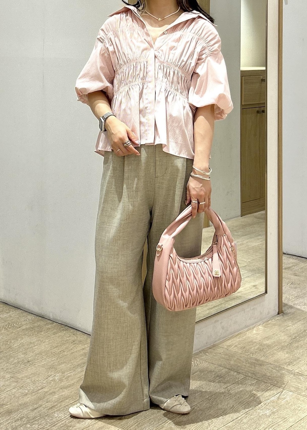 ピンク系のシャツ/ブラウス、ホワイト系のパンプス、ピンク系のハンドバッグを着用したレディースの秋コーディネートの2枚目の写真