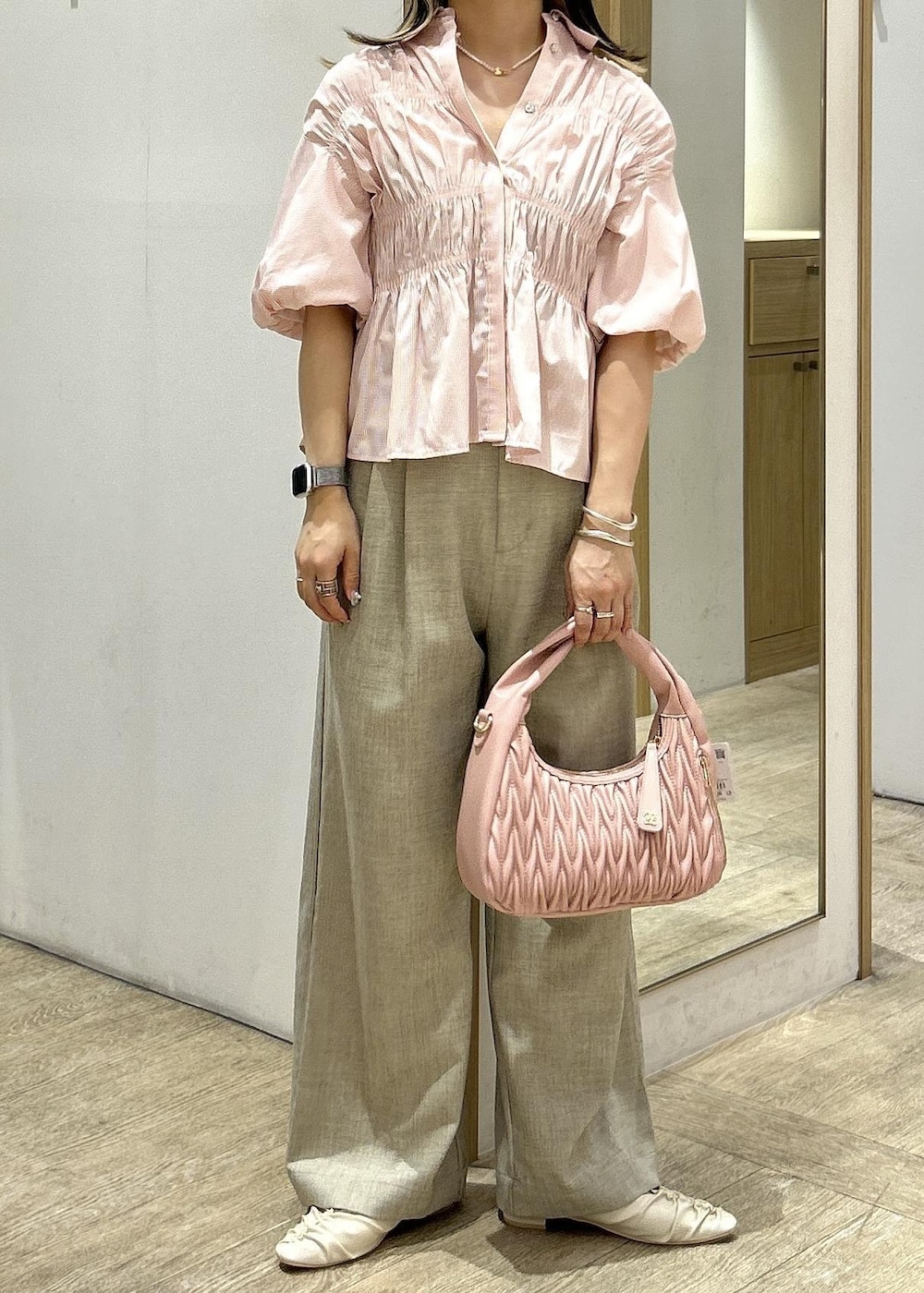 ピンク系のシャツ/ブラウス、ホワイト系のパンプス、ピンク系のハンドバッグを着用したレディースの秋コーディネートの6枚目の写真