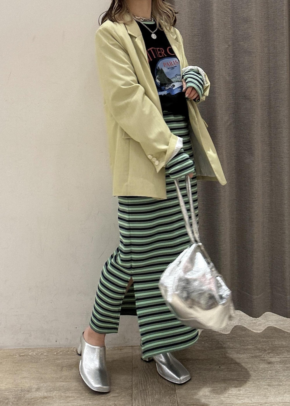 シルバー系のその他シューズ、グリーン系のテーラードジャケット、シルバー系のハンドバッグを着用したレディースの春コーディネートの4枚目の写真