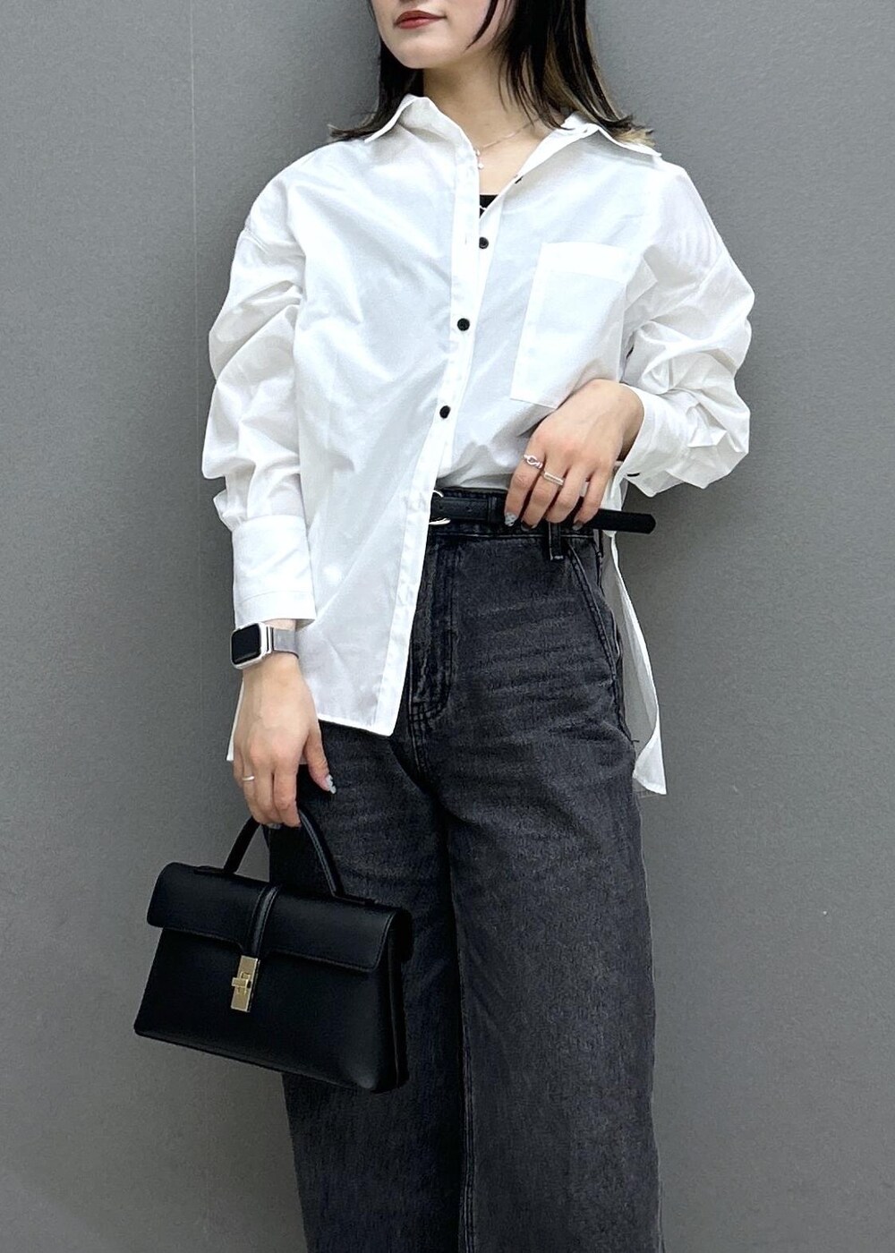 ブラック系のショルダーバッグ、ブラック系のパンプス、ブラック系のデニムパンツを着用したレディースの春コーディネートの8枚目の写真