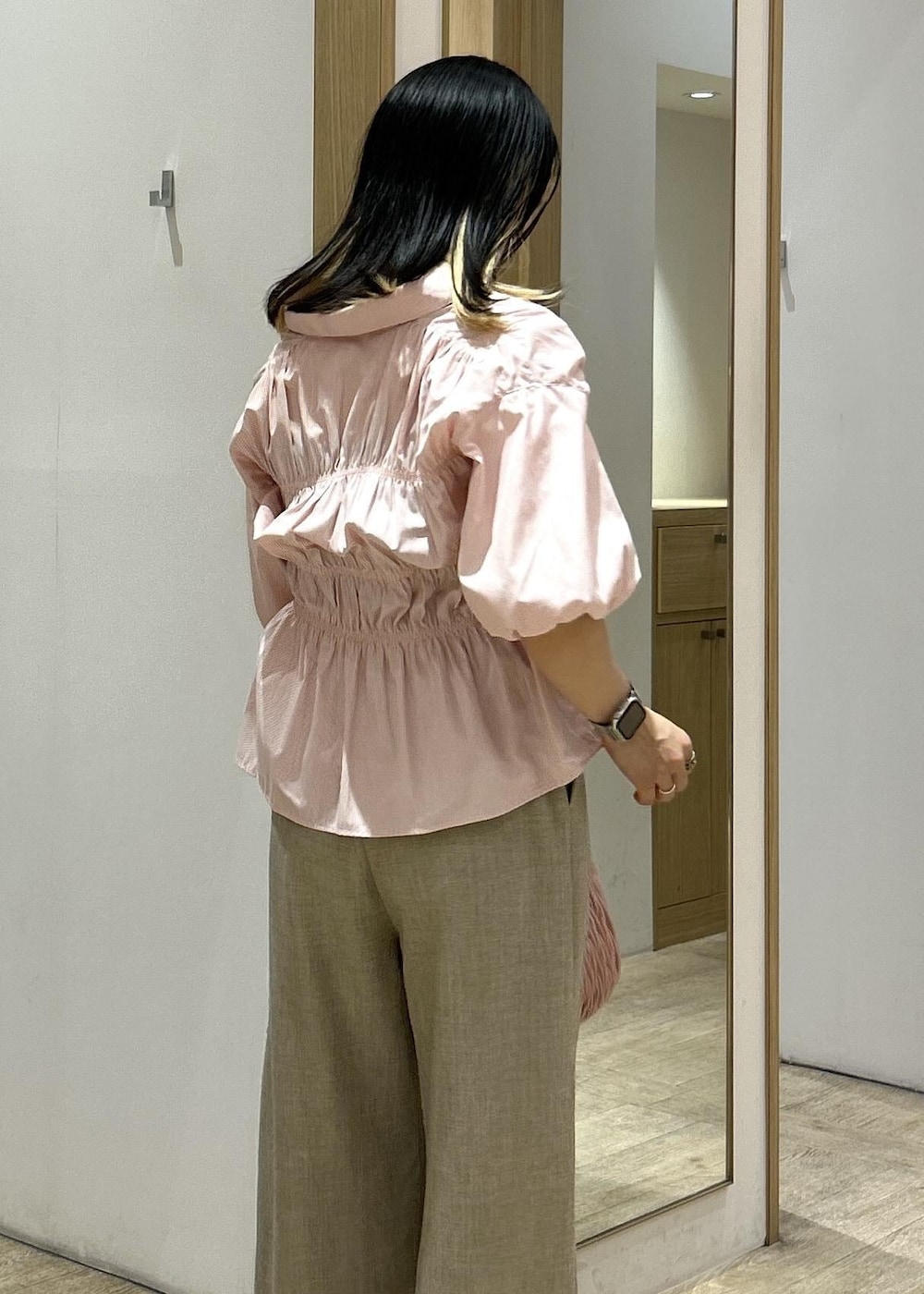 ピンク系のシャツ/ブラウス、ホワイト系のパンプス、ピンク系のハンドバッグを着用したレディースの秋コーディネートの4枚目の写真