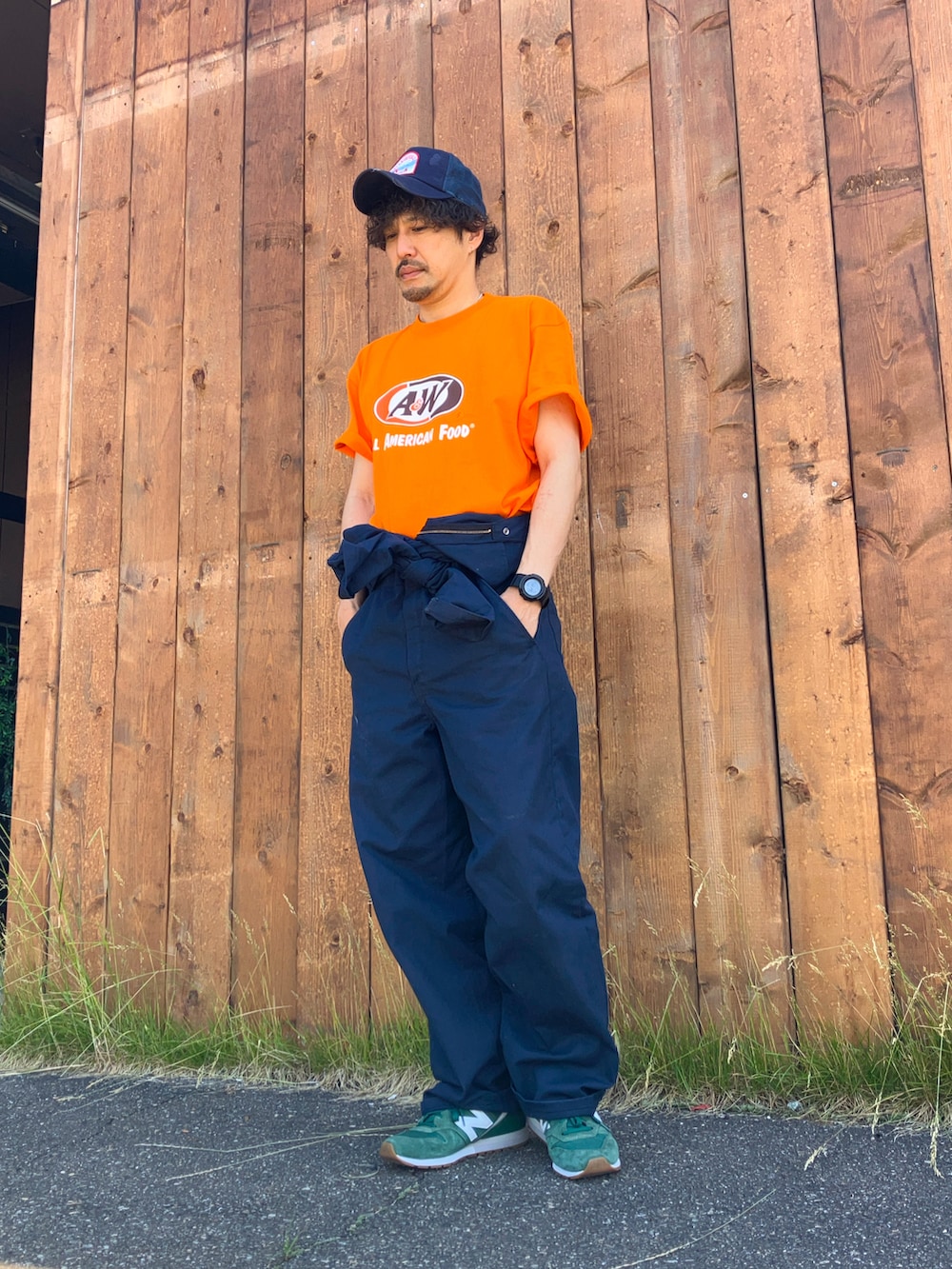 「ストリート、アメカジコーデ、スニーカーコーデ、夏コーデ、つなぎ、仕事着、ニューバランス」｜「A&Wのアイテム（Tシャツ/カットソー、オレンジ系）」を使った、dsk1005さん（メンズ・172cm）の夏コーディネートの2枚目の写真