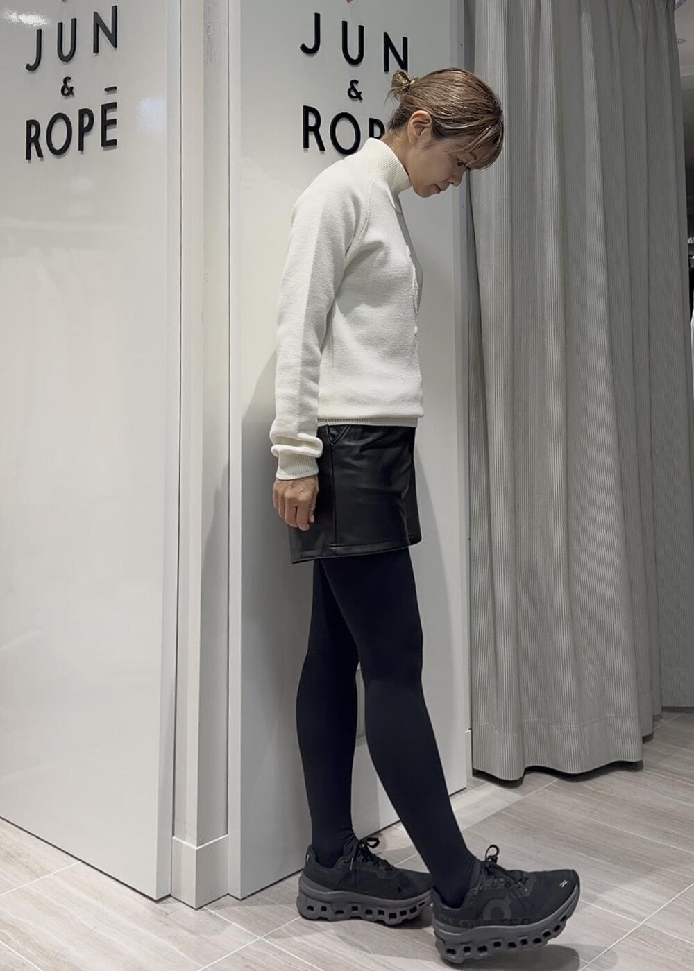 ブラック系のその他パンツ、ホワイト系のニット/セーターを着用したレディースの秋コーディネートの2枚目の写真