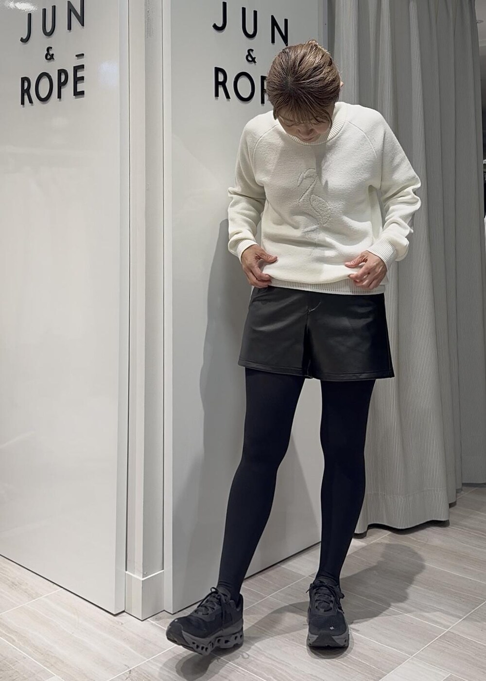 ブラック系のその他パンツ、ホワイト系のニット/セーターを着用したレディースの秋コーディネートの3枚目の写真