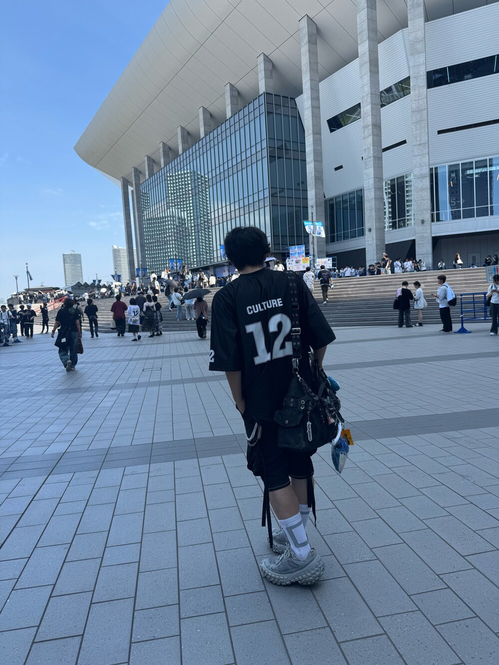 ブラック系のカーゴパンツ、ブラック系のショルダーバッグ、ブラック系のその他トップスを着用したメンズの夏コーディネートの2枚目の写真