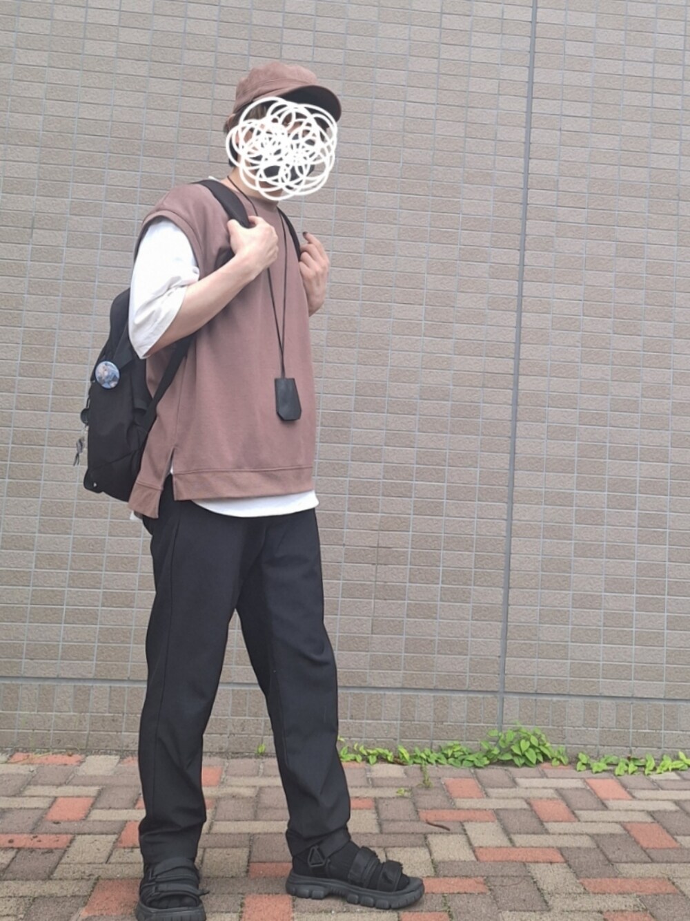 ブラウン系のアンサンブル、ブラック系のその他パンツ、ブラック系のサンダルを着用したメンズの夏コーディネートの2枚目の写真