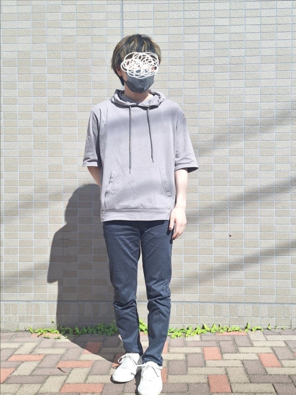 グレー系のパーカー、ブルー系のブルゾン、ブルー系のその他パンツを着用したメンズの夏コーディネートの2枚目の写真