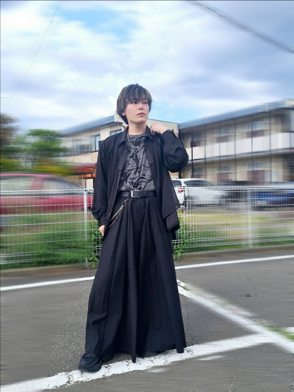 グレー系のTシャツ/カットソー、ブラック系のシャツ/ブラウス、ブラック系のその他パンツを着用したメンズの秋コーディネートの2枚目の写真