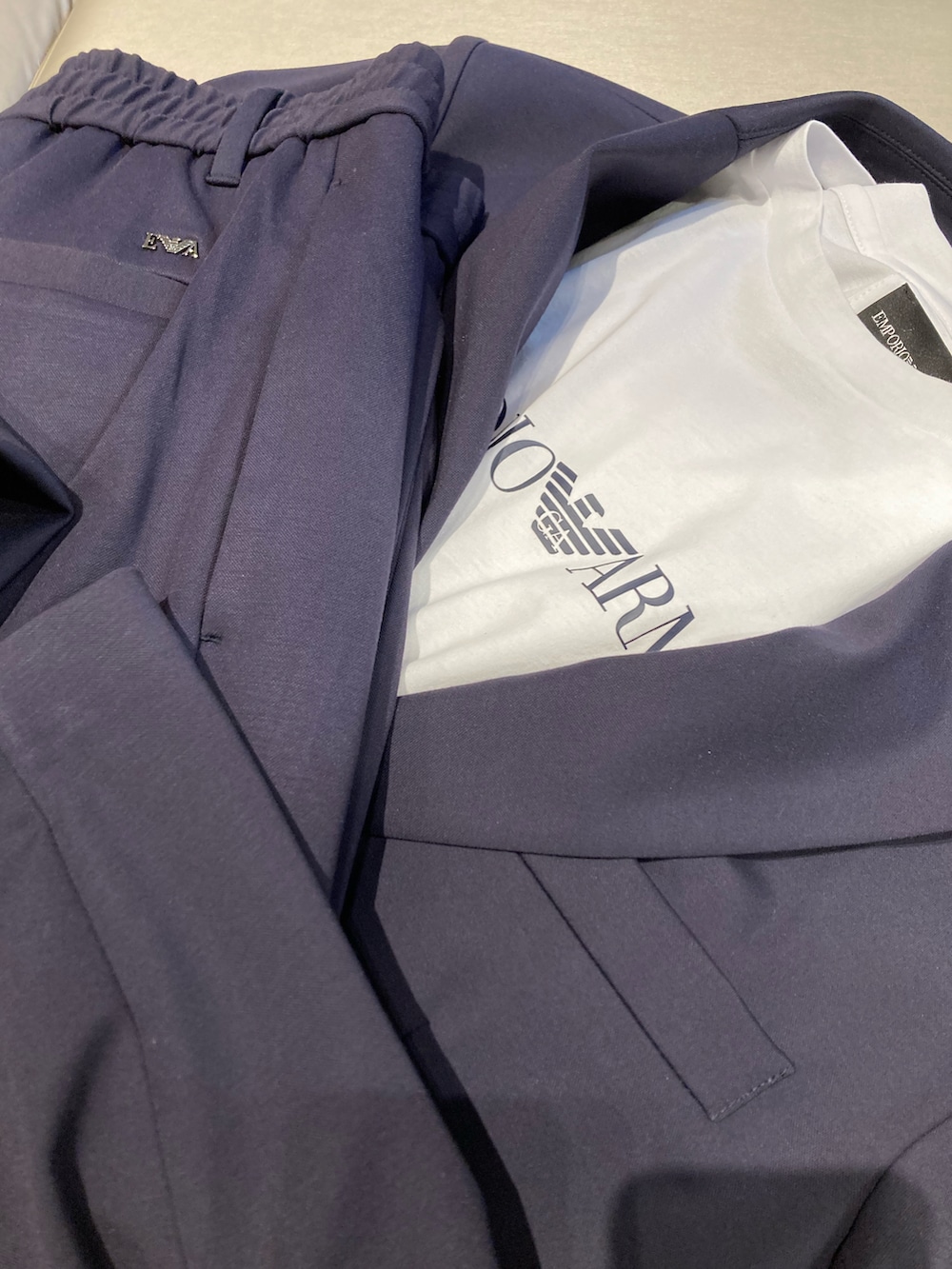 「EMPORIO ARMANI、エンポリオアルマーニ、春服コーデ、ジャケット、ジャケットスタイル、メンズライク、白Tシャツ、白スニーカー、キャップ、セットアップ、パンツスタイル、オフィスカジュアル、メンズファッション、お仕事コーデ、ネイビー」｜「EMPORIO ARMANIの【エンポリオ アルマーニ】トラベルエッセンシャル パンツ ナイロン製 ピンタック＆伸縮ウエスト（その他パンツ、ブルー系）」を使った、airi naruseさん（レディース・157cm）の春コーディネートの2枚目の写真