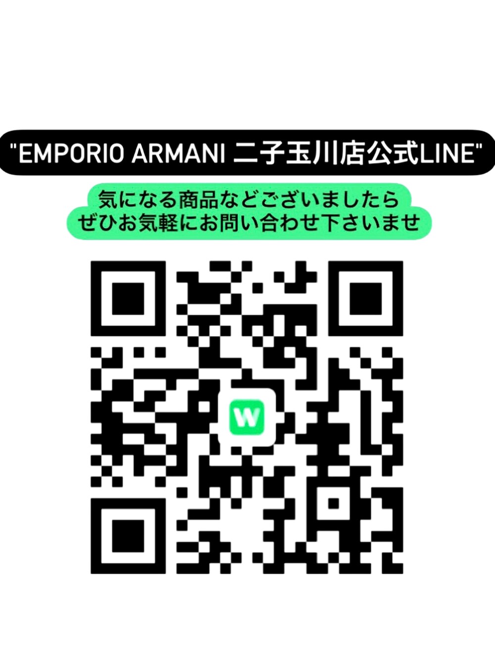 ブルー系のショルダーバッグ、ブルー系のダウンジャケット/コート、ブラック系のブーツを着用したレディースの秋コーディネートの5枚目の写真
