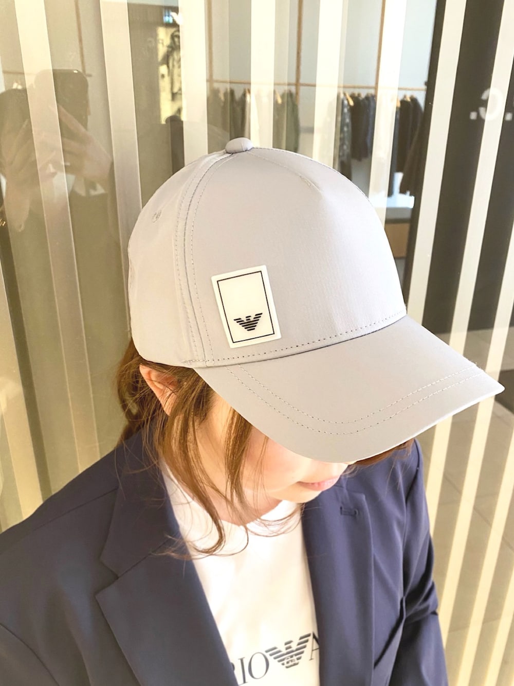 「EMPORIO ARMANI、エンポリオアルマーニ、春服コーデ、ジャケット、ジャケットスタイル、メンズライク、白Tシャツ、白スニーカー、キャップ、セットアップ、パンツスタイル、オフィスカジュアル、メンズファッション、お仕事コーデ、ネイビー」｜「EMPORIO ARMANIの【エンポリオ アルマーニ】トラベルエッセンシャル パンツ ナイロン製 ピンタック＆伸縮ウエスト（その他パンツ、ブルー系）」を使った、airi naruseさん（レディース・157cm）の春コーディネートの4枚目の写真