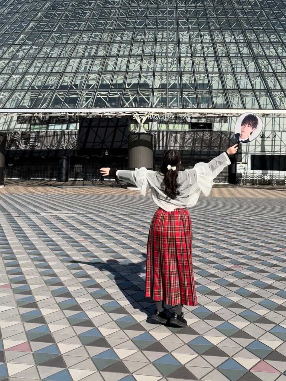 「ライブコーデ、参戦服、参戦服コーデ、赤チェック、ライブ、東京ドーム」｜「SHEINのアイテム（トップス、ホワイト系）」を使った、momoさん（レディース・151cm）の夏コーディネートの2枚目の写真