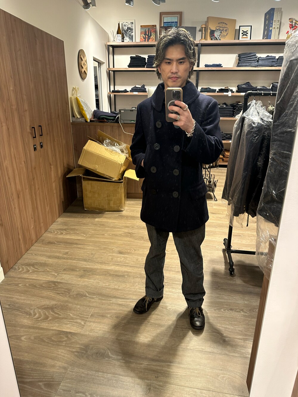 ブラック系のピーコートを着用したメンズの夏コーディネートの2枚目の写真