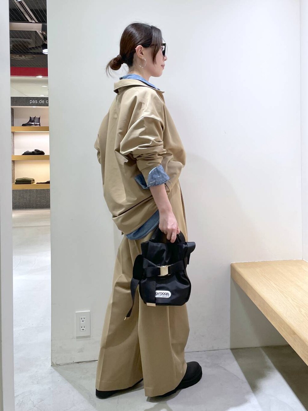 ブラック系のブーツ、ブルー系のシャツ/ブラウス、ブラック系のショルダーバッグを着用したレディースの冬コーディネートの2枚目の写真