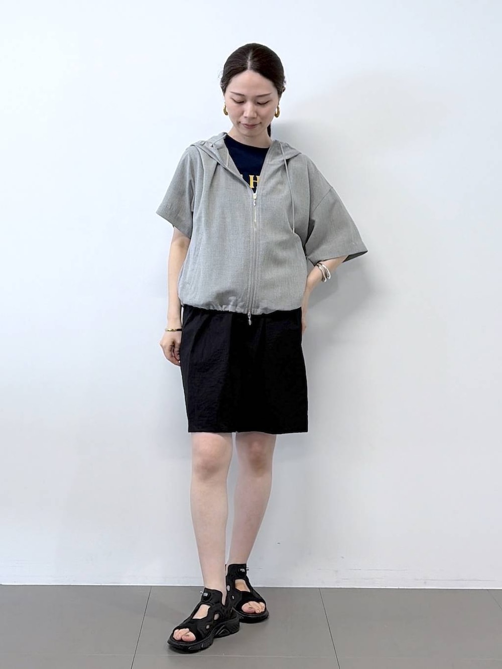 ブルー系のTシャツ/カットソー、ブラック系のその他パンツ、グレー系のブルゾンを着用したレディースの夏コーディネートの4枚目の写真