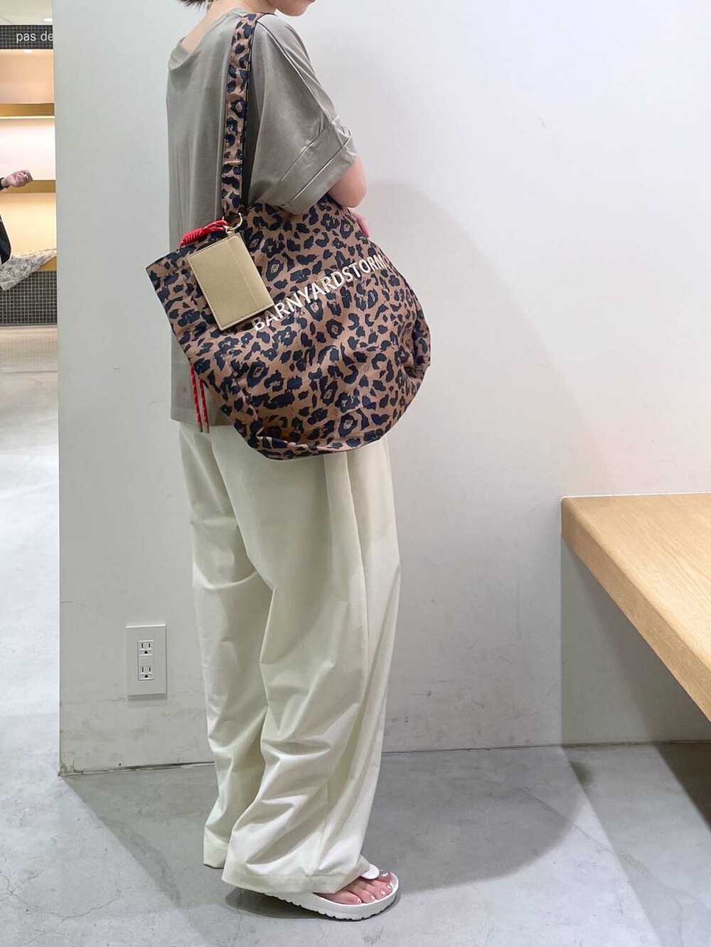 ホワイト系のサンダル、その他のトートバッグ、ホワイト系のその他パンツを着用したレディースの夏コーディネートの4枚目の写真