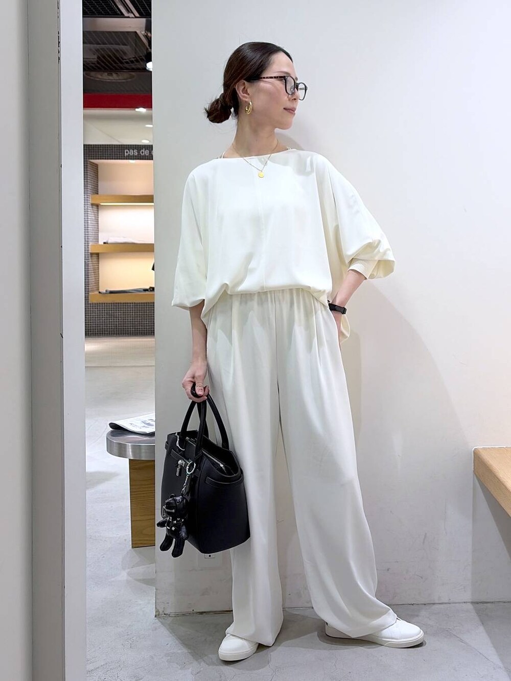 ホワイト系のキャミソール、ホワイト系のスラックス、ホワイト系のTシャツ/カットソーを着用したレディースの冬コーディネートの4枚目の写真