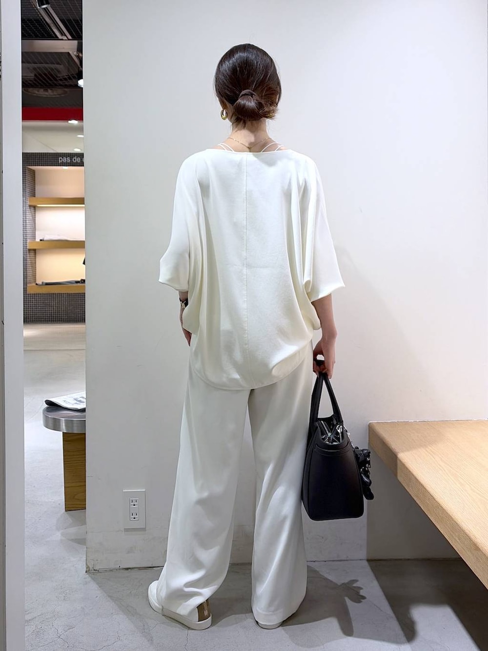 ホワイト系のキャミソール、ホワイト系のスラックス、ホワイト系のTシャツ/カットソーを着用したレディースの冬コーディネートの3枚目の写真