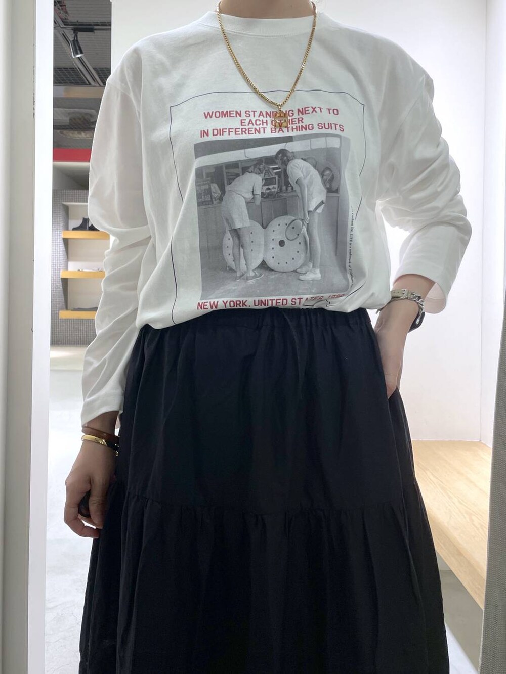 ブラック系のサンダル、ブラック系のテーラードジャケット、ブラック系のスカートを着用したレディースの秋コーディネートの6枚目の写真