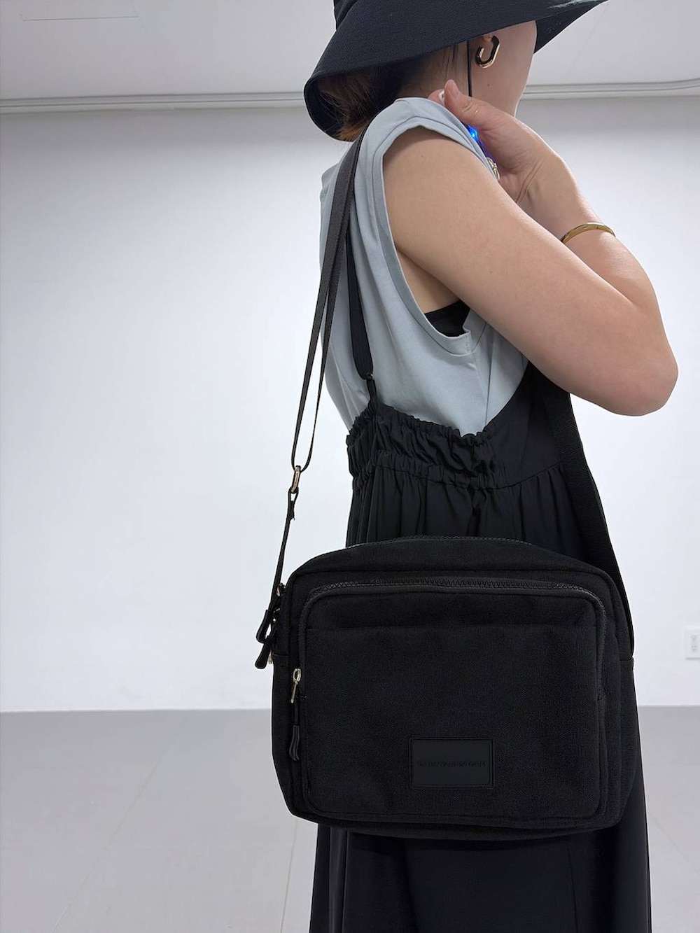 グリーン系のTシャツ/カットソー、ブラック系のサンダル、ブラック系のハットを着用したレディースの春コーディネートの8枚目の写真