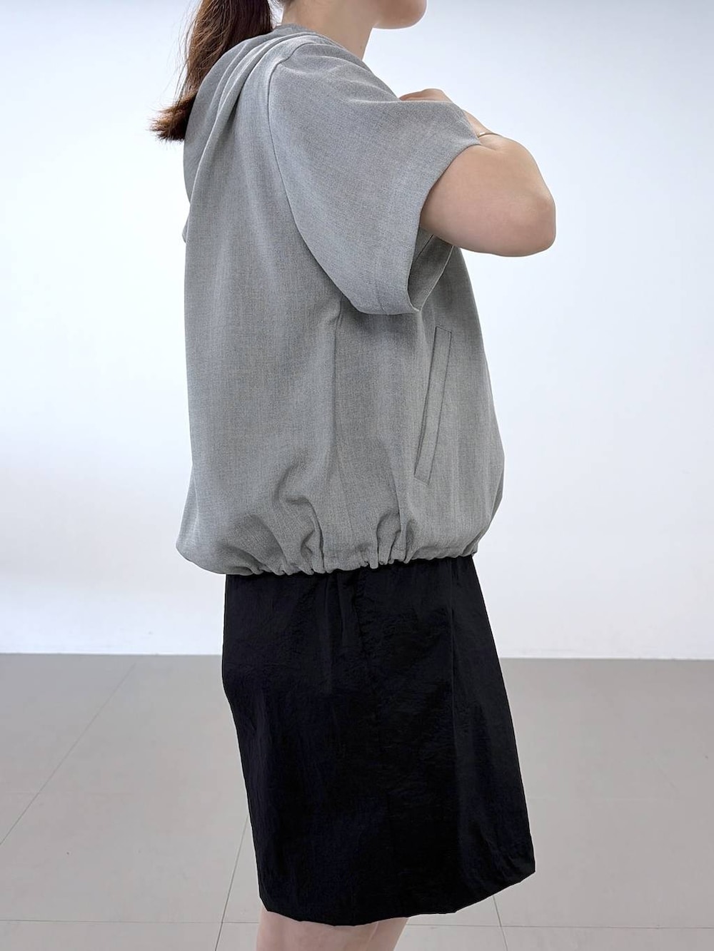 ブルー系のTシャツ/カットソー、ブラック系のその他パンツ、グレー系のブルゾンを着用したレディースの夏コーディネートの6枚目の写真