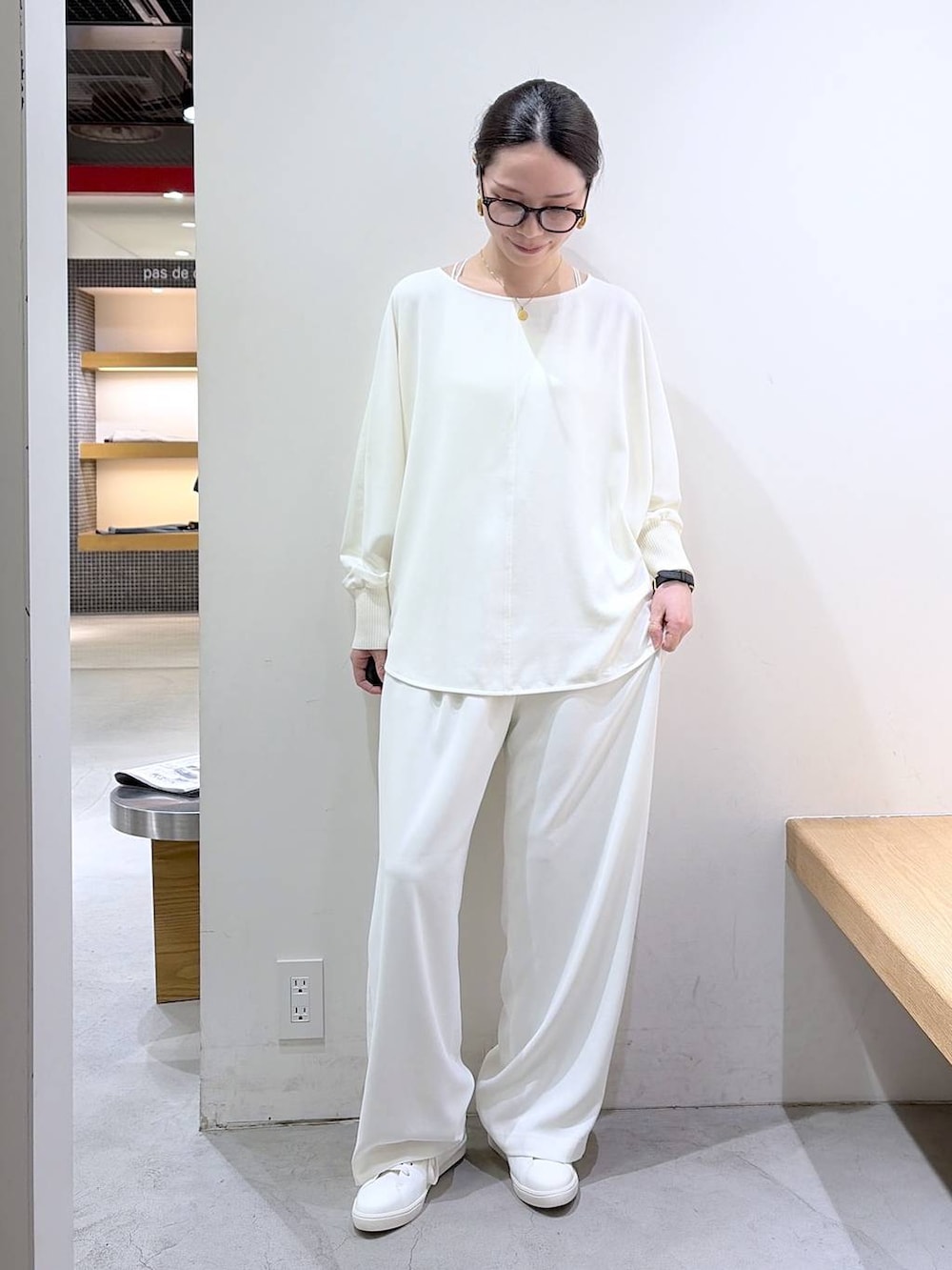 ホワイト系のキャミソール、ホワイト系のスラックス、ホワイト系のTシャツ/カットソーを着用したレディースの冬コーディネートの5枚目の写真