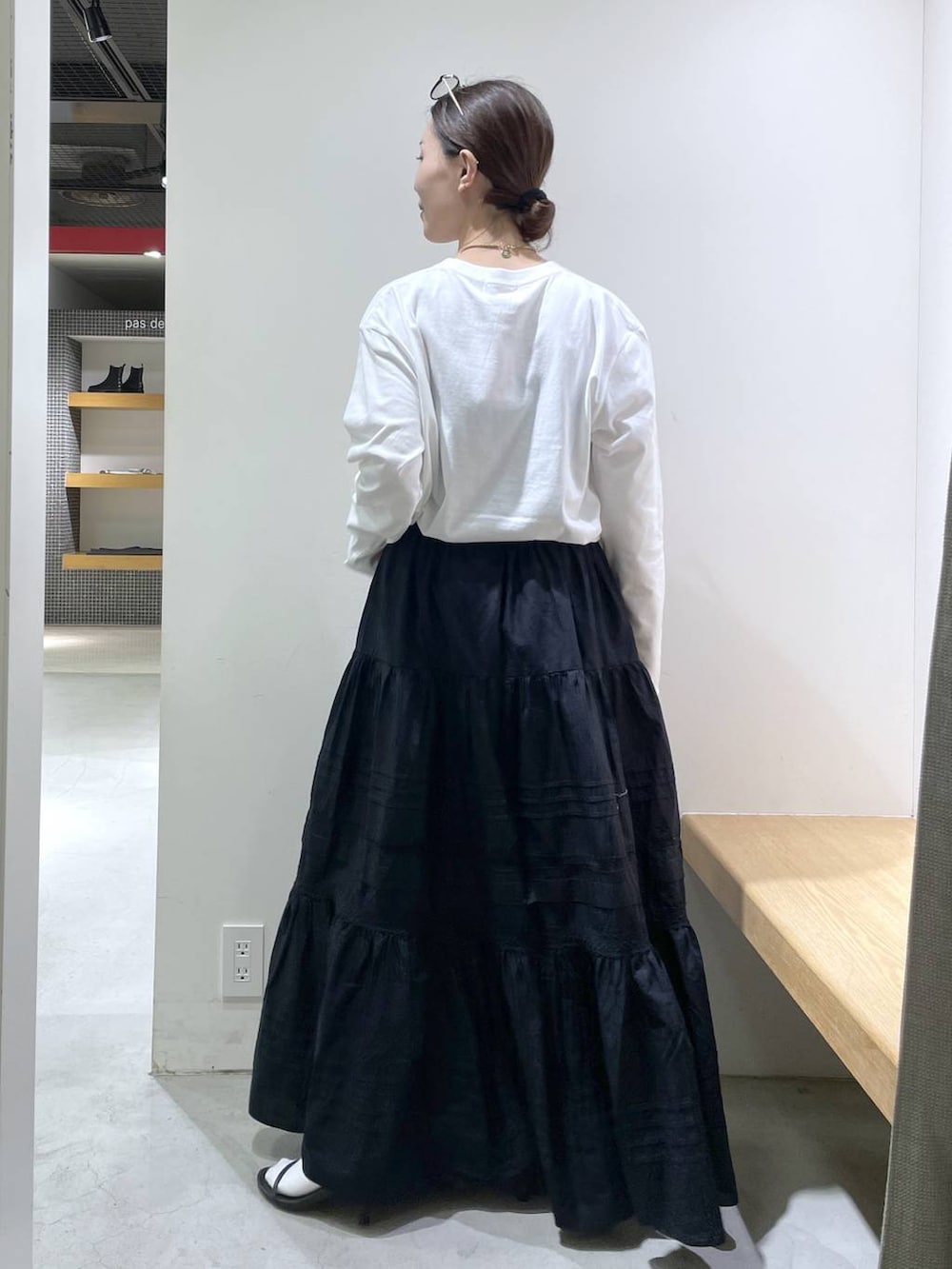 ブラック系のサンダル、ブラック系のテーラードジャケット、ブラック系のスカートを着用したレディースの秋コーディネートの5枚目の写真