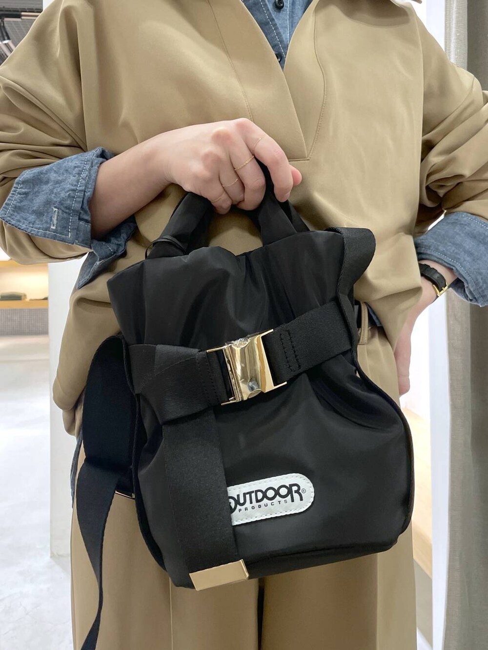 ブラック系のブーツ、ブルー系のシャツ/ブラウス、ブラック系のショルダーバッグを着用したレディースの冬コーディネートの9枚目の写真