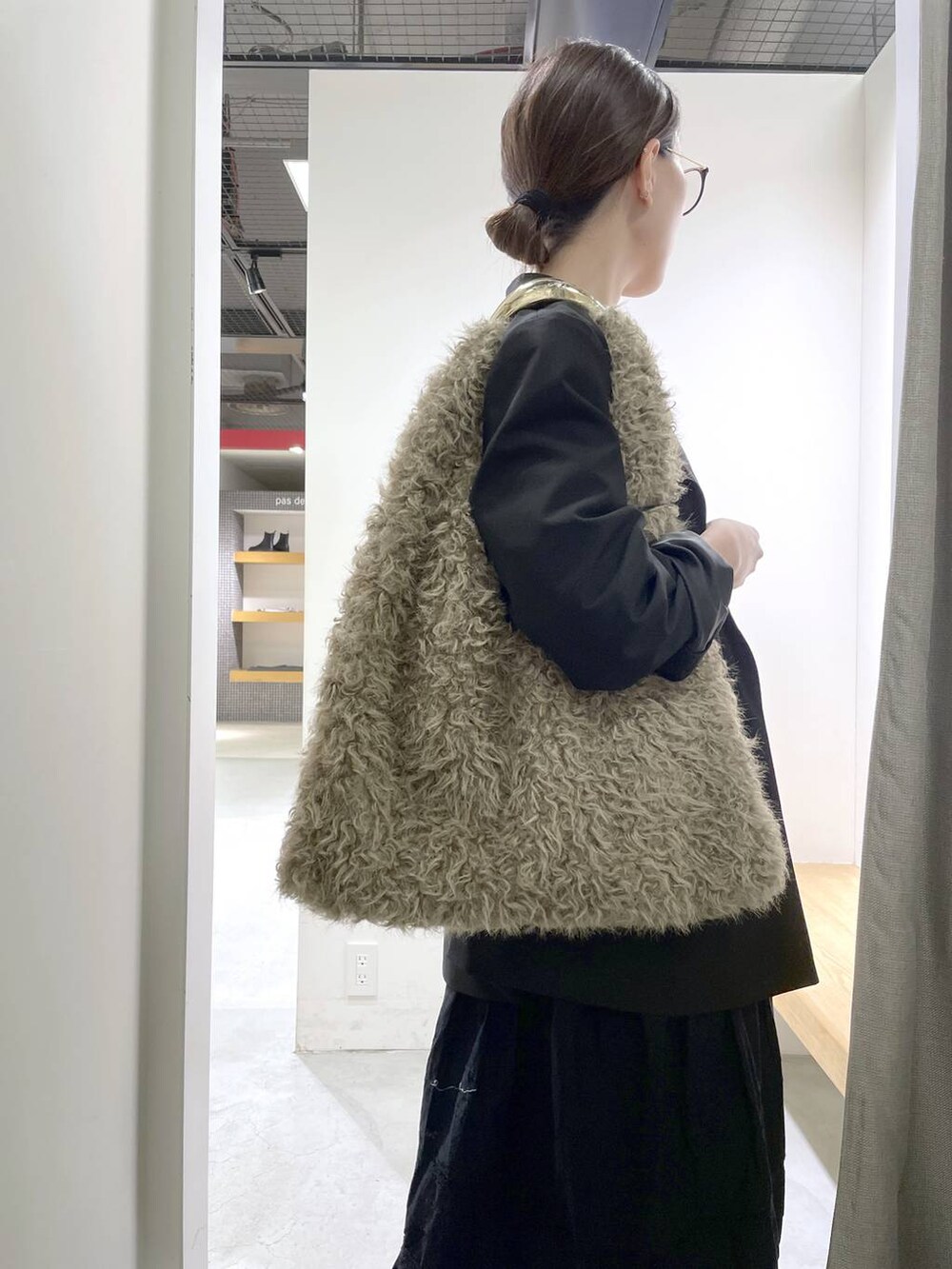 ブラック系のサンダル、ブラック系のテーラードジャケット、ブラック系のスカートを着用したレディースの秋コーディネートの7枚目の写真