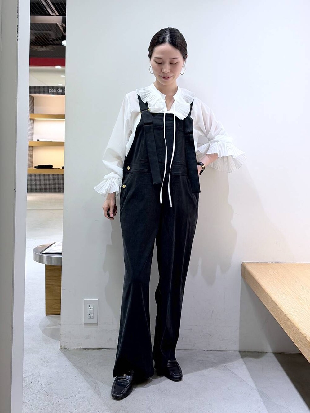 ブラック系のサロペット/オーバーオール、ホワイト系のシャツ/ブラウス、ピンク系のショルダーバッグを着用したレディースの春コーディネートの4枚目の写真