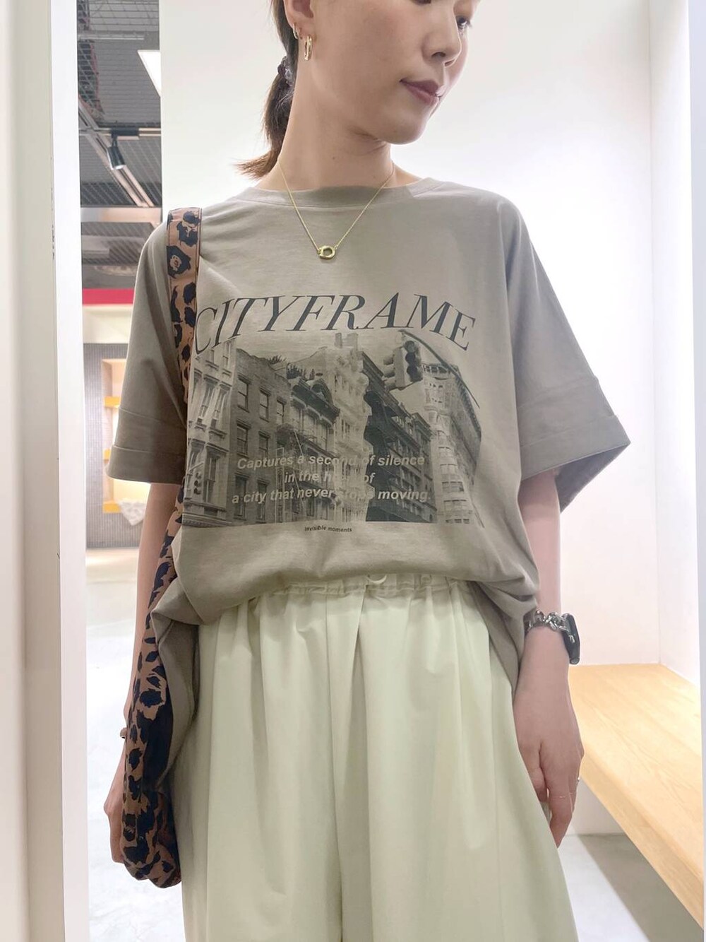 ホワイト系のサンダル、その他のトートバッグ、ホワイト系のその他パンツを着用したレディースの夏コーディネートの6枚目の写真