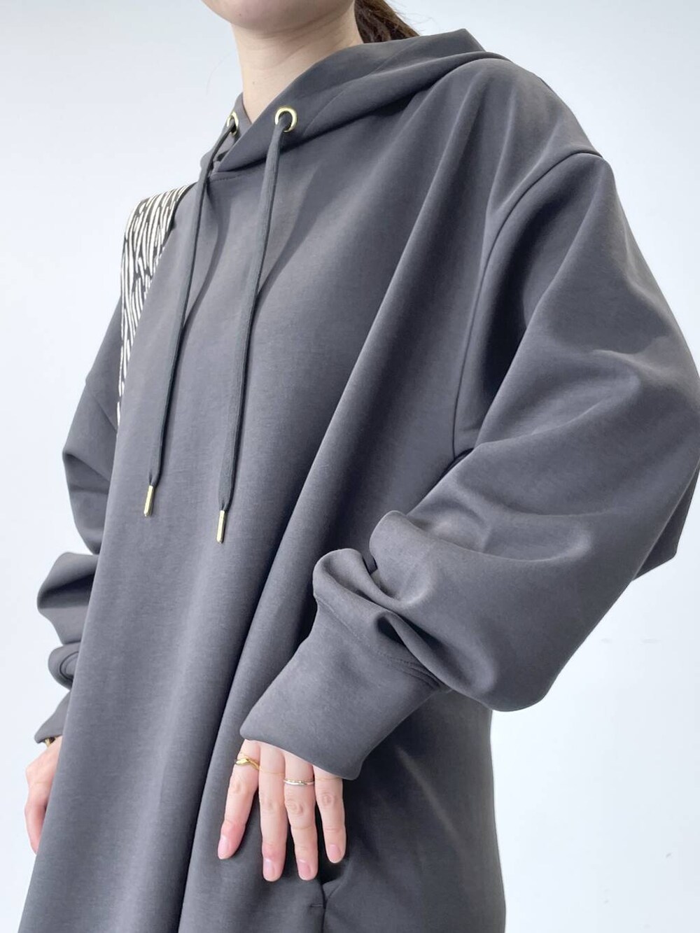 グレー系のワンピース、ホワイト系のトートバッグを着用したレディースの秋コーディネートの5枚目の写真