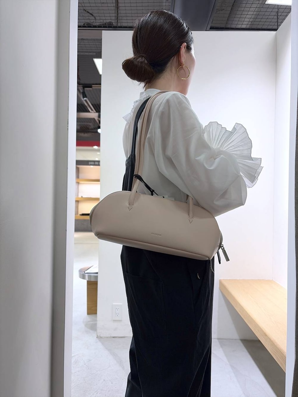 ブラック系のサロペット/オーバーオール、ホワイト系のシャツ/ブラウス、ピンク系のショルダーバッグを着用したレディースの春コーディネートの7枚目の写真