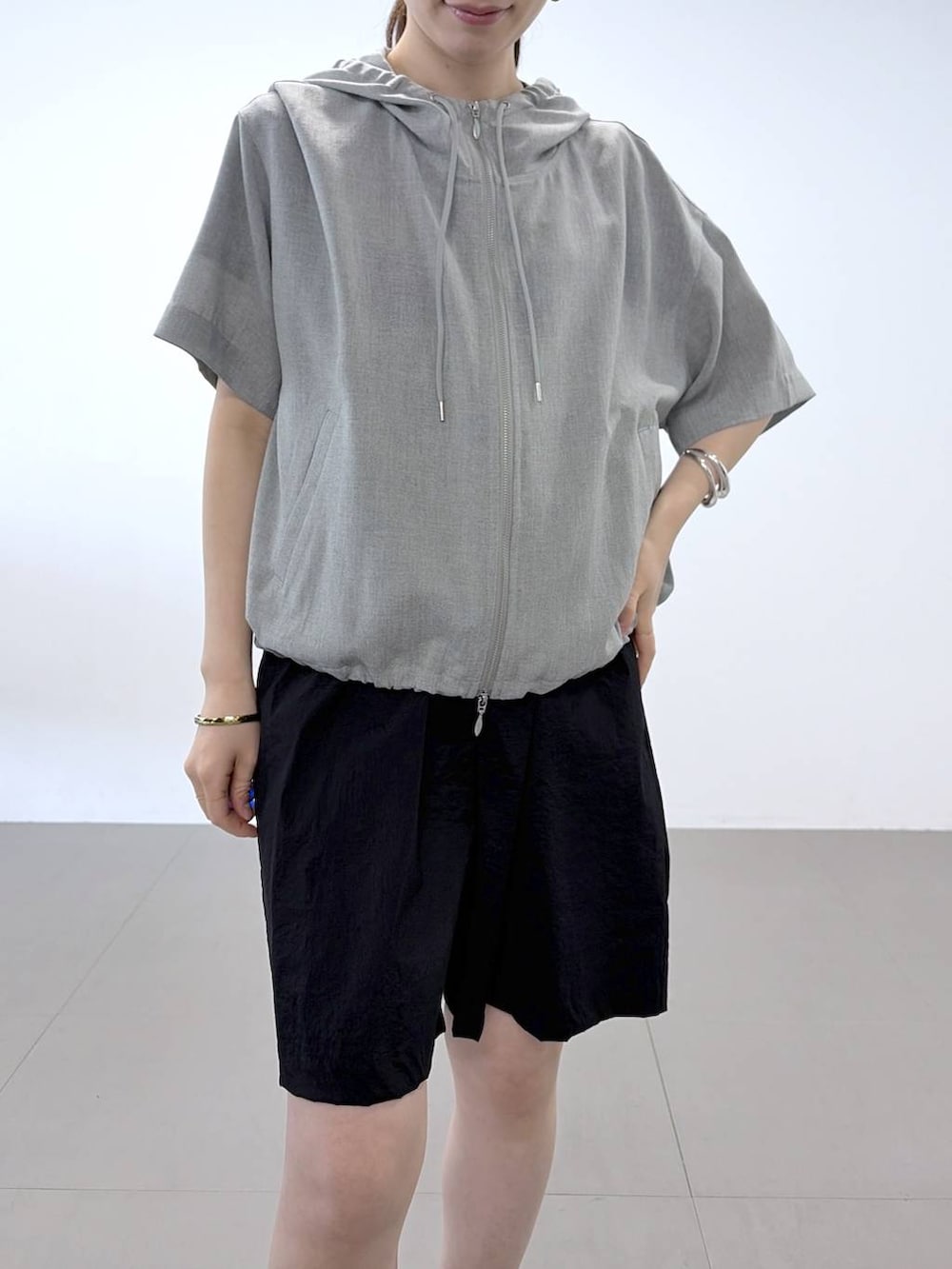 ブルー系のTシャツ/カットソー、ブラック系のその他パンツ、グレー系のブルゾンを着用したレディースの夏コーディネートの5枚目の写真