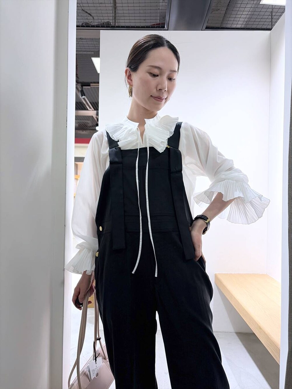 ブラック系のサロペット/オーバーオール、ホワイト系のシャツ/ブラウス、ピンク系のショルダーバッグを着用したレディースの春コーディネートの6枚目の写真