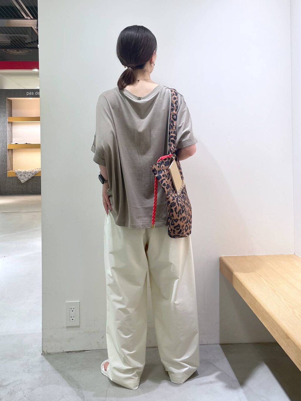 ホワイト系のサンダル、その他のトートバッグ、ホワイト系のその他パンツを着用したレディースの夏コーディネートの5枚目の写真